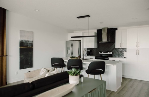 Des Moines Casa | Modern Townhome with Skyline Views, Heated Balcony & Curated Art in Downtown DSM