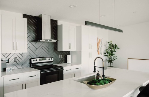 Des Moines Casa | Modern Townhome with Skyline Views, Heated Balcony & Curated Art in Downtown DSM