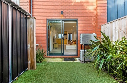 Te Atatu Peninsula Casa | Modern Townhouse 2Bedrooms