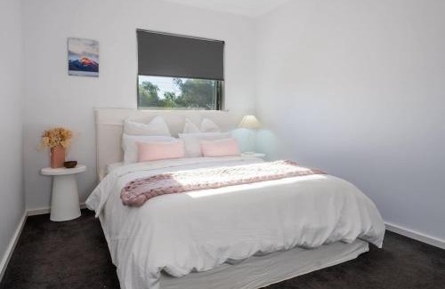 Christies Beach Casa | Modern Townhouse, Close to beach