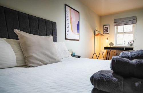 Leeds Casa | Modern townhouse City Location Free parking