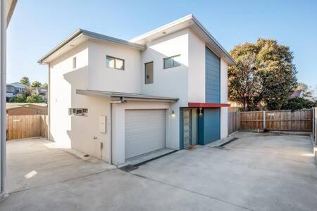 Blackmans Bay Casa | Modern Townhouse in the Bay 500m to beach