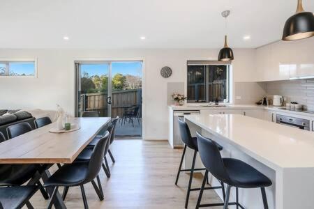 Blackmans Bay Casa | Modern Townhouse in the Bay 500m to beach