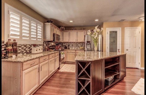 Aurora Casa | Modern townhouse located right off of 470 sleeps 8