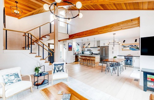 Alyeska Condominio | Modern townhouse with private hot tub, mountain views, & natural light