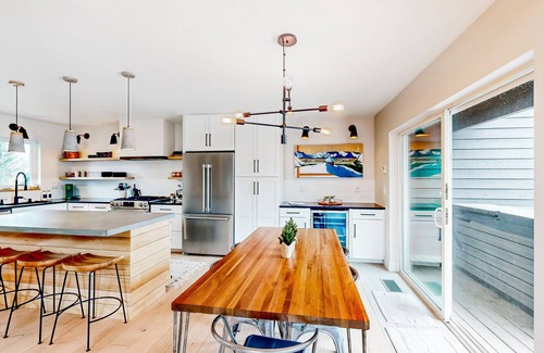Alyeska Condominio | Modern townhouse with private hot tub, mountain views, & natural light