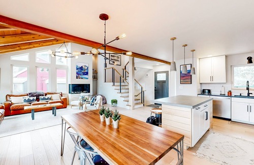 Alyeska Condominio | Modern townhouse with private hot tub, mountain views, & natural light