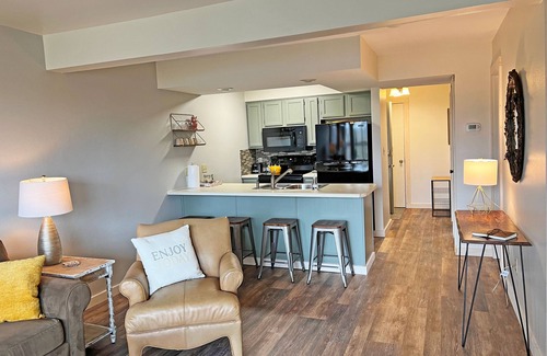 Branson West Condominio | Modern treehouse in the woods near SDC!
