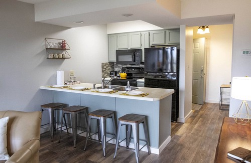 Branson West Condominio | Modern treehouse in the woods near SDC!