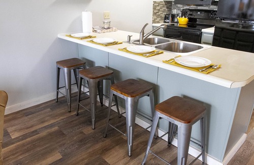 Branson West Condominio | Modern treehouse in the woods near SDC!