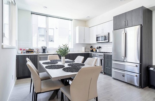 Green Lake Casa | Modern Tri-Level Townhouse m/s Downtown, UW