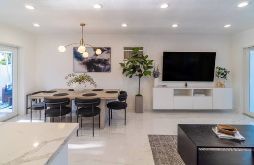 West Hollywood Casa | Modern Tropical Pool Oasis in Hollywood, Fire Pit, Tiki Bar Hot tub & More