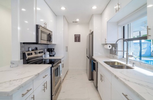 West Hollywood Casa | Modern Tropical Pool Oasis in Hollywood, Fire Pit, Tiki Bar Hot tub & More