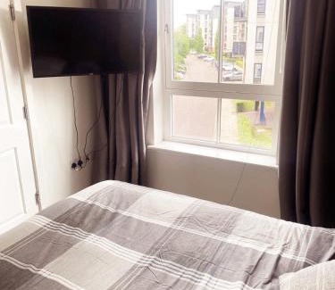Glasgow Apartamento | Modern Two Bed Glasgow Apartment with Free Parking