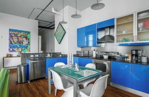 Pineapple Grove Arts District Condominio | Moderno Loft de dos dormitorios en el centro de Delray Beach.