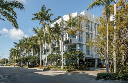 Pineapple Grove Arts District Condominio | Moderno Loft de dos dormitorios en el centro de Delray Beach.