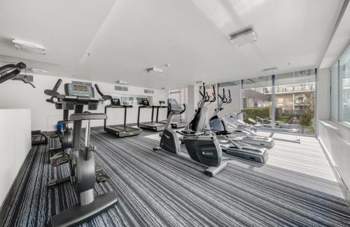 City West Apartamento | Modern Two-Story City Pad With Pool, Gym & Sauna
