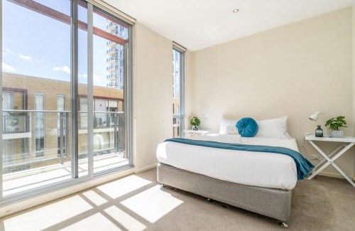 City West Apartamento | Modern Two-Story City Pad With Pool, Gym & Sauna