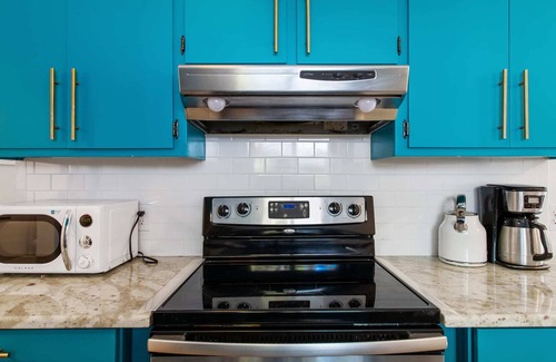 Cary Casa | Modern Updated|Fenced In|Pet Friendly|King Bed