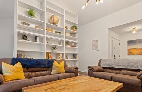 Cary Casa | Modern Updated|Fenced In|Pet Friendly|King Bed