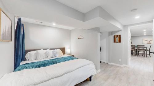 Southeast Casa | Modern & Updated Unit in Prime Location