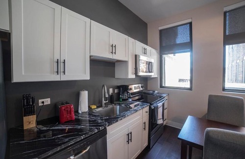 South Side Flats Apartamento | Modern Upscale 2BR Apartment in Carson - Stay Gia
