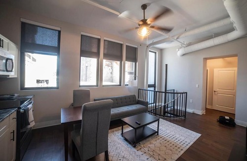 South Side Flats Apartamento | Modern Upscale 2BR Apartment in Carson - Stay Gia