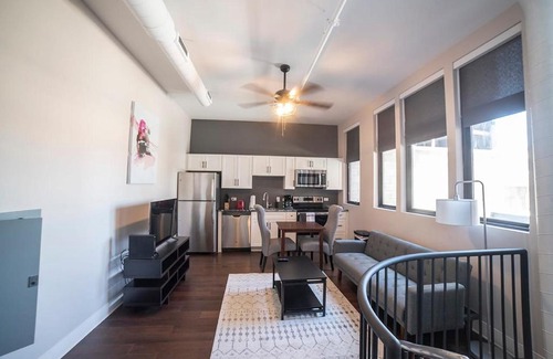 South Side Flats Apartamento | Modern Upscale 2BR Apartment in Carson - Stay Gia