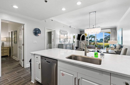 Fort Walton Beach - Destin Condominio | Modern Upscale Condo Ground floor with easy beach access. Beach Service included $60 day Value!