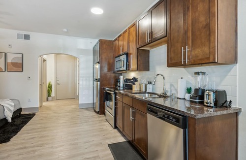 Cityplace Apartamento | Modern Uptown Gem. Free Parking. Pet Friendly!