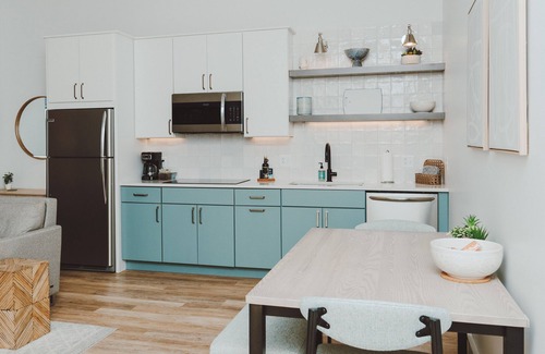 Knoxville Apartamento | Modern urban flat sleeps 4. Quiet and walkable close to restaurants and bars.