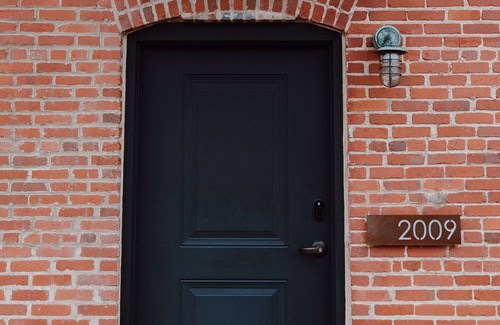 Knoxville Apartamento | Modern urban flat sleeps 4. Quiet and walkable close to restaurants and bars.