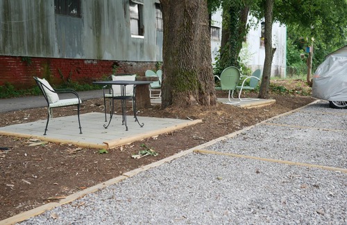 Knoxville Apartamento | Modern urban flat sleeps 4. Quiet and walkable close to restaurants and bars.