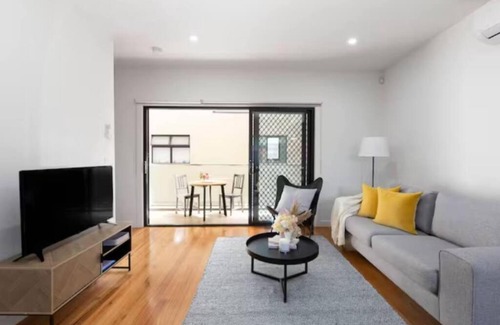 Coburg Casa | Modern Urban Oasis: Beautiful 2BR Townhouse