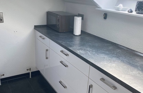 Kirchheim am Neckar Apartamento | Modern vacation apartment Neckarschleife, air conditioning living area and bedroom