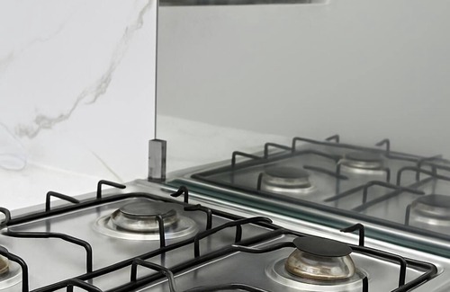 Agbodrafo Apartamento | Modern vacation apartment with washing machine and king-size bed
