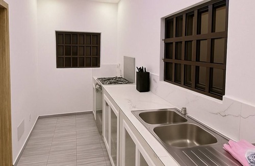 Agbodrafo Apartamento | Modern vacation apartment with washing machine and king-size bed