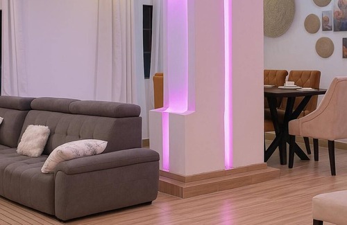 Agbodrafo Apartamento | Modern vacation apartment with washing machine and king-size bed