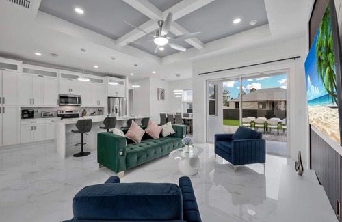 Sunshine Casa | Modern Vacation Home Fully Fences Near Airport