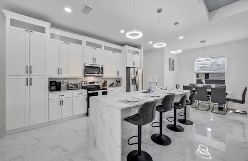 Sunshine Casa | Modern Vacation Home Fully Fences Near Airport