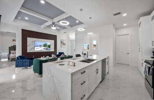 Sunshine Casa | Modern Vacation Home Fully Fences Near Airport