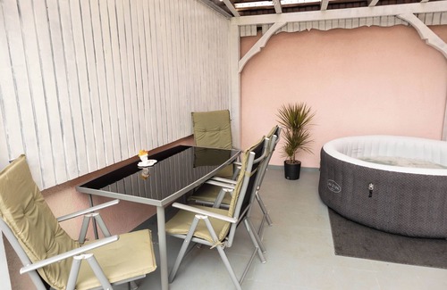 Burkardroth Apartamento | Modern vacation home with whirlpool