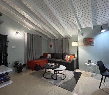 Falmouth Casa | Modern vacation home near beach
