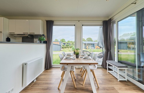 Suesel Casa | Modern vacation home Sunshine am See in Seeparx Süsel with terrace and WLAN