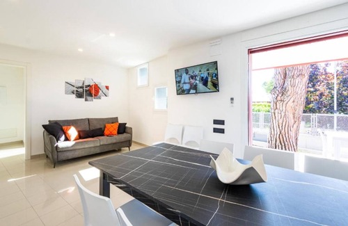 Lignano Sabbiadoro Villa | Modern villa with jacuzzi close to the beach by Beahost Rentals