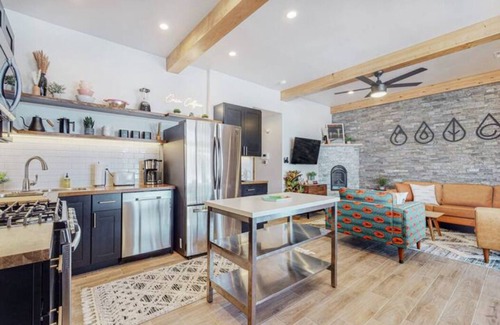 Angel Fire Condominio | Modern Villa / 2BR / 2BA / FP / 2 Patios / Arcade / 5 min to Slopes and Trails!