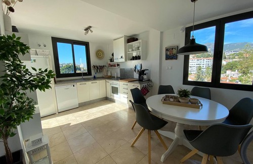 Torreblanca Casa | Villa moderna, a 5 minutos a pie de la playa y restaurantes. Vista marítima