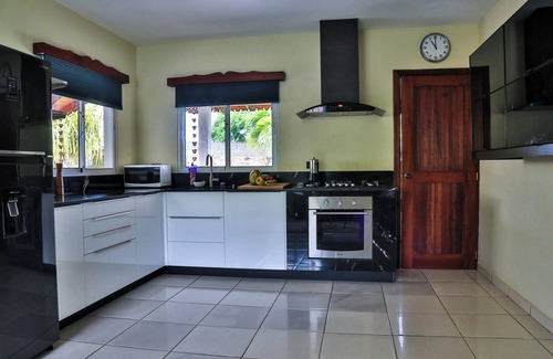 El Callejon Condominio | Modern Villa by Playa Bonita/Gated Pool/Hammock/Air Conditioned/Outdoor Dining
