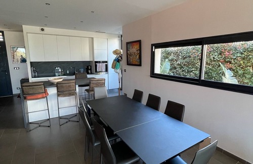 Sete Casa | Modern villa facing the sea, swimming pool and beach access
