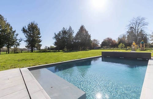 Yvre-l'Eveque Villa | Villa moderna para 10 personas con piscina privada